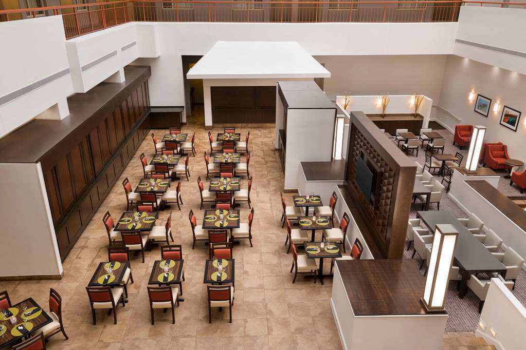 Doubletree By Hilton Doha Old Town Hotel Interior foto